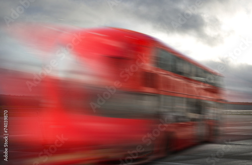 Roter Schnell Fahrender Bus