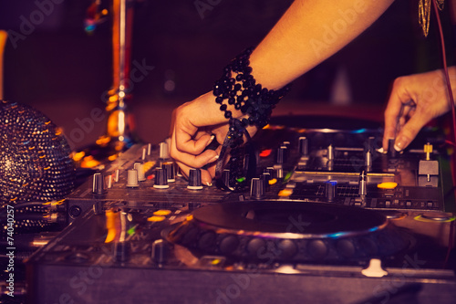 Obraz na płótnie DJ w salonie