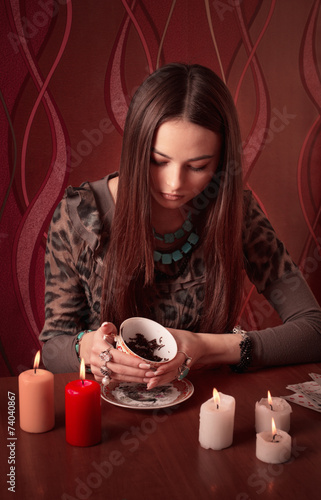 girl guesses on tea leaves