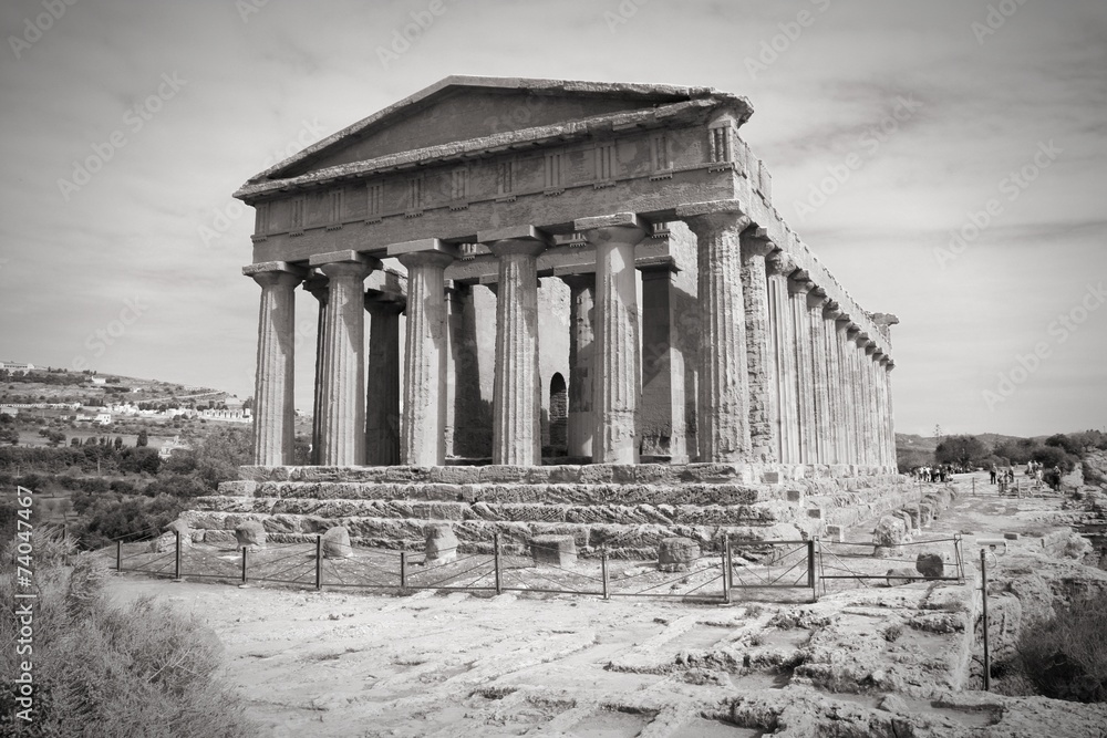 Obraz premium Greek temple in Agrigento, Sicily. Black and white image