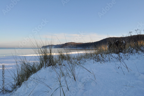 schneebedeckter Strand im Ostseebad Binz