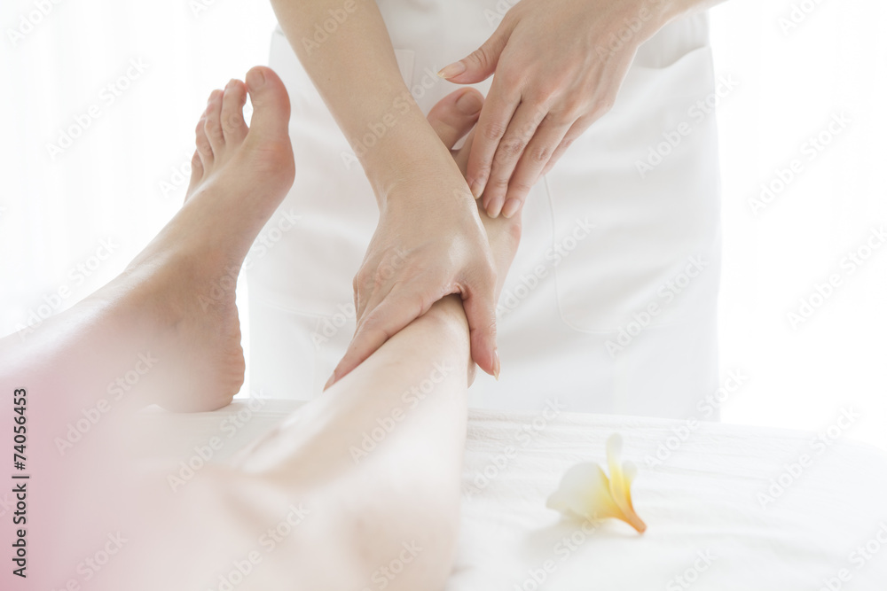 Fototapeta premium Esthetician to women's leg massage