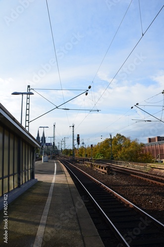 Rails de train, au loin cathédrale de Cologne  © elophotos
