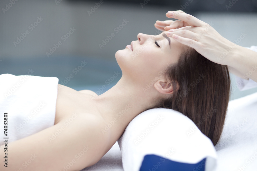 Naklejka premium spa, resort, beauty and health concept - beautiful woman in spa 
