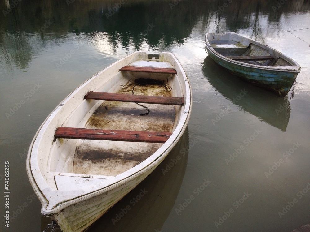 white boat on the river, barca bianca sul fiume