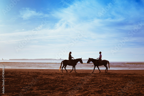 couple silhouettes on the beach with horses