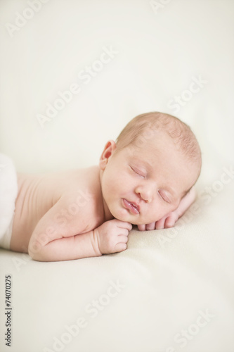Newborn Baby schlafend in Bauchlage