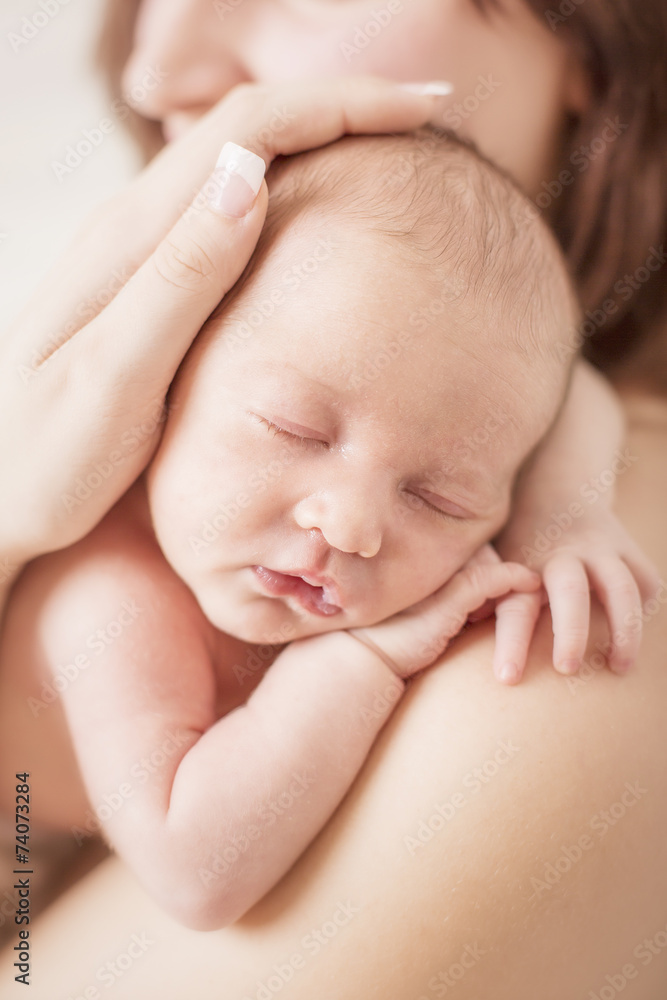 Newborn Baby auf Mamas Schulter Newborn Baby auf Mamas Schulter