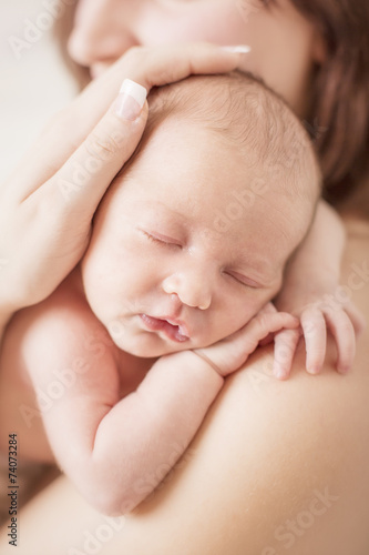 Newborn Baby auf Mamas Schulter