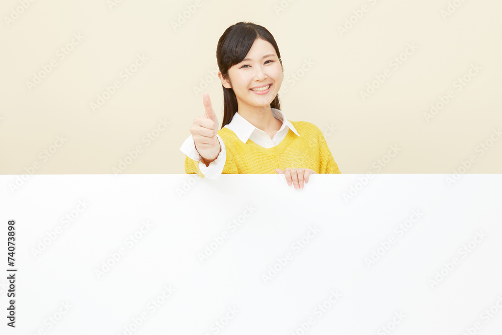 メッセージボードとグッドサインする女性 メッセージボードとグッドサインする女性