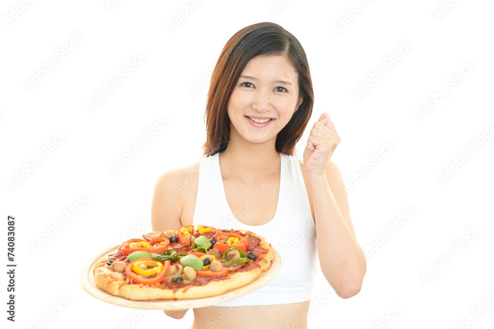 ピザを持つ女性