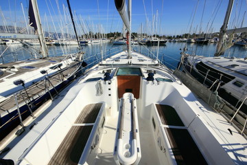 Acrylglasbilder Wasser Motorsport Blick von Luxusyacht im Hafen  © William Richardson