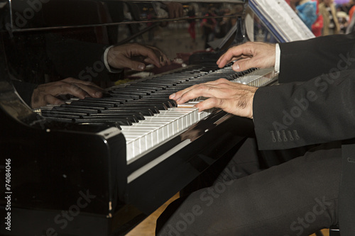 Pianista tocando el piano. © Lola Fdez. Nogales