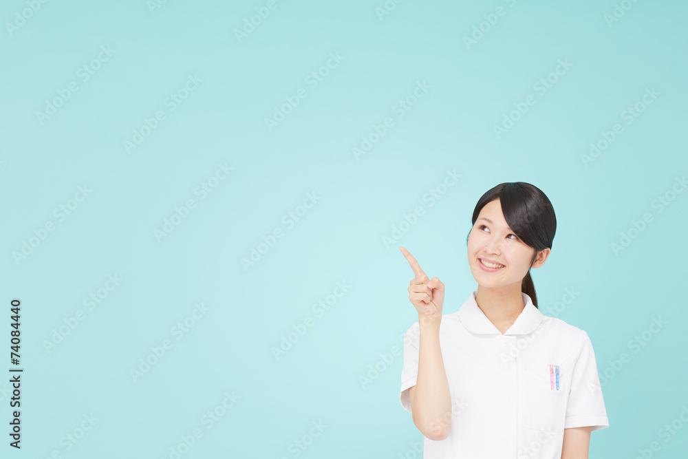 指差すナース