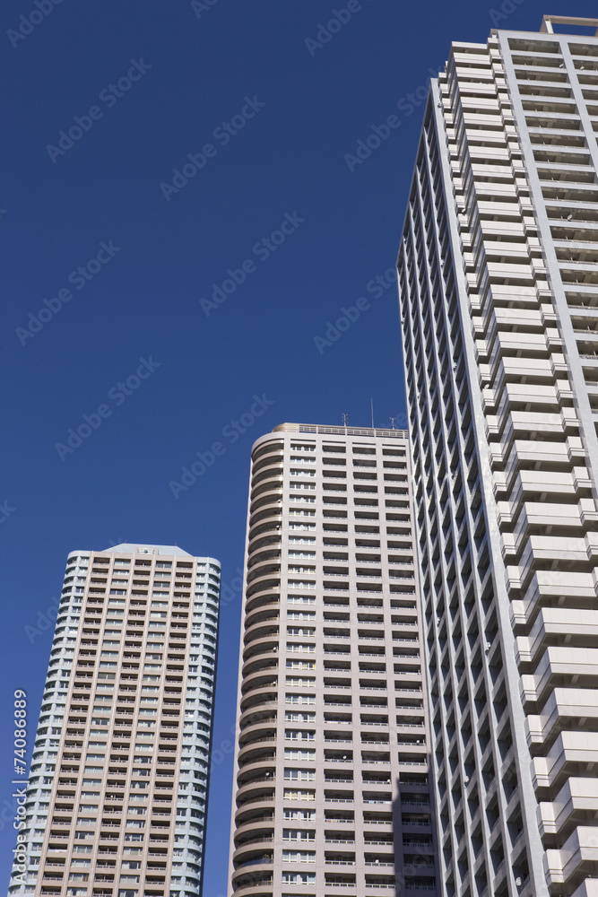 都心の高層マンション街