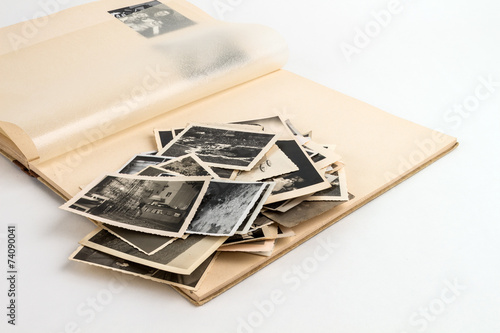 Fotoalbum geöffnet mit bilderstapel oben