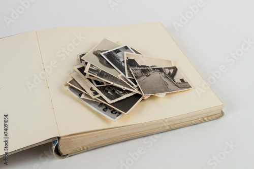 Augeschlagenes Fotobuch mit Bilderstapel