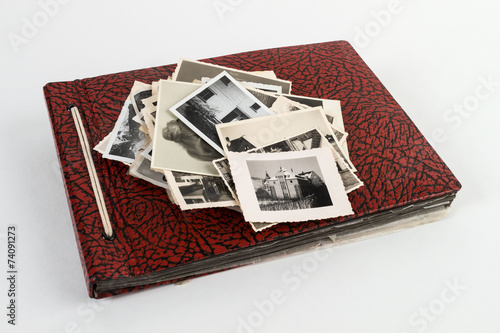 Rotes Altes Fotobuch mit Bildern oben