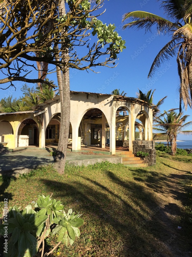 Obraz premium abandoned building at beach