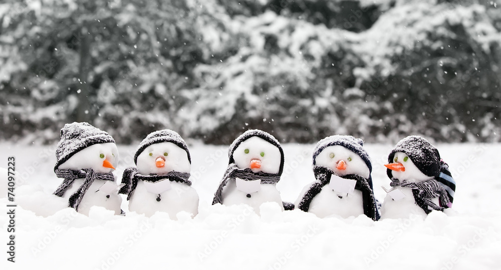 Little snowmen in a group - obrazy, fototapety, plakaty 