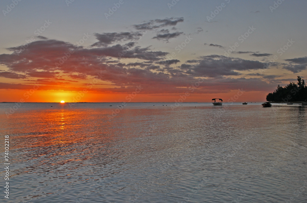 Sonne versinkt Rot im Meer