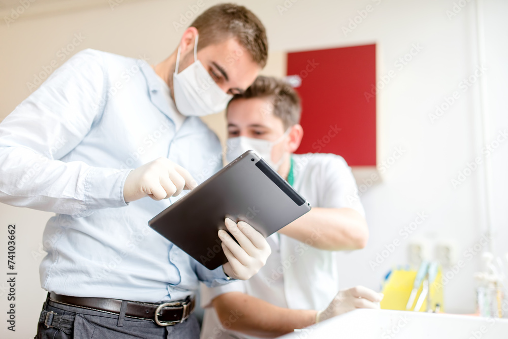 Obraz premium Scientist college students doing tests and learning from tablet