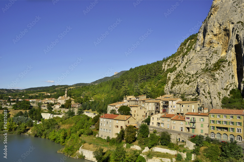 Sisteron (04200) en fuite au bord de la Durence,  département des Alpes de Haute Provence en région Provence-Alpes-Côte-d'Azur, France