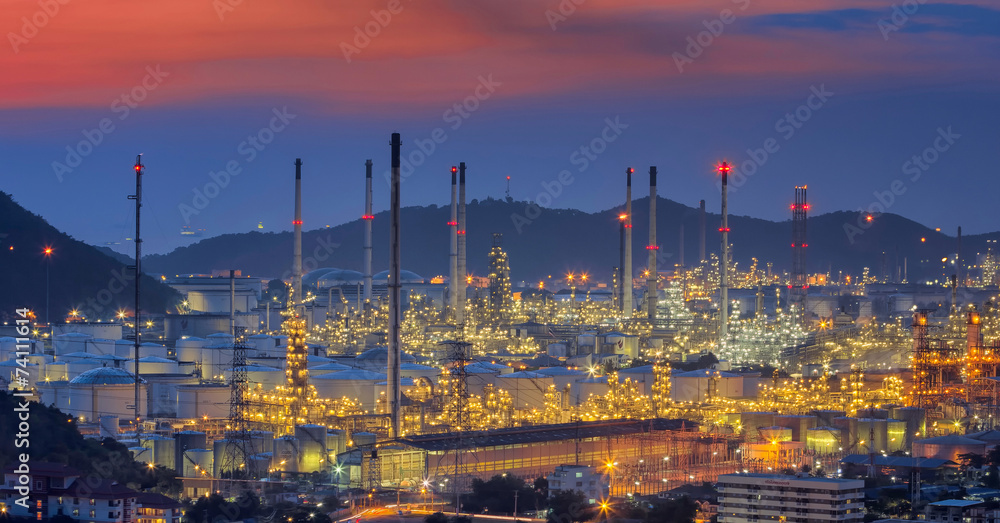 Fototapeta premium Oil refinery at twilight sky