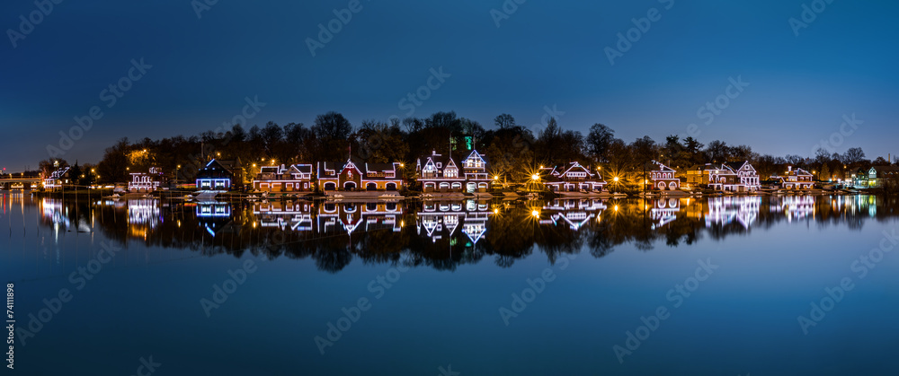 Naklejka premium Philadelphia - Boathouse Row panorama by night