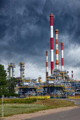 Obraz na płótnie Oil industry refinery factory with dramatic sky. w salonie