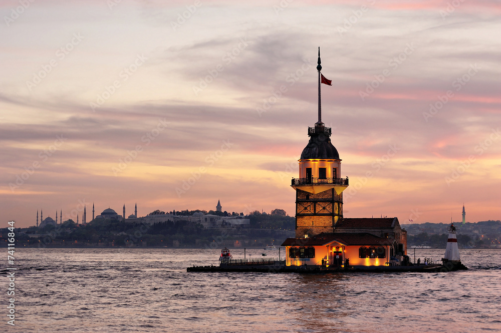Fototapeta premium Maiden's Tower in golden hours. Kızkulesi'nde gün batımı