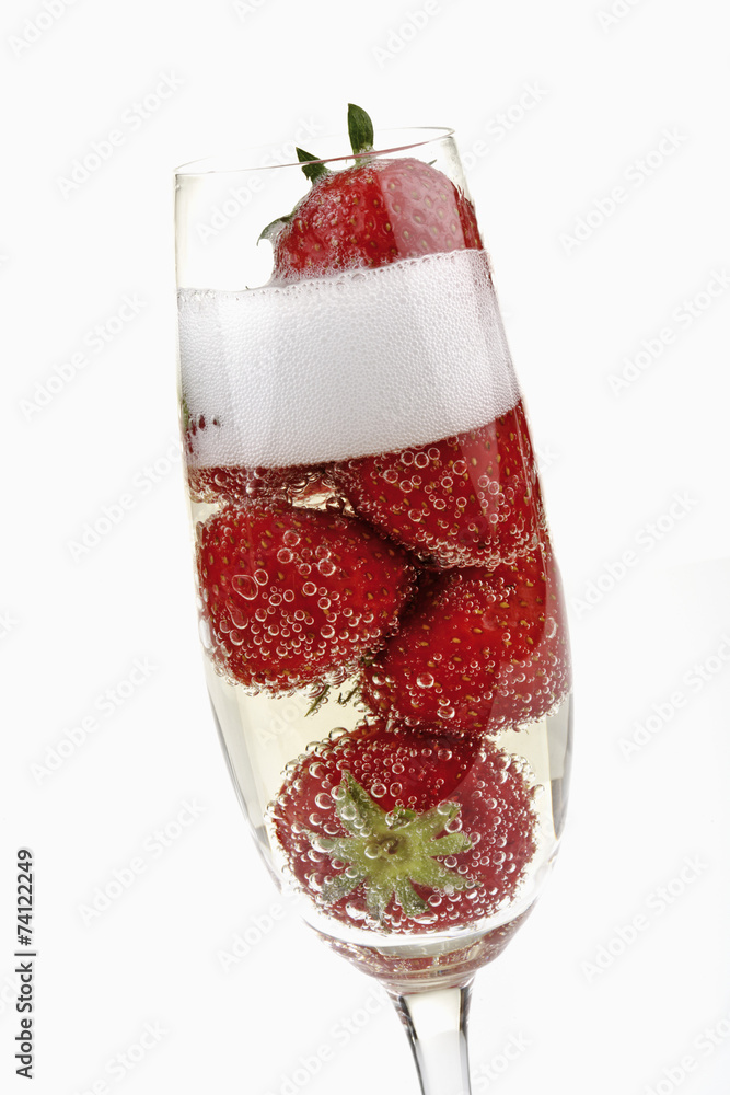 Glas Sekt mit Erdbeeren, Sektschaum Stock-Foto | Adobe Stock