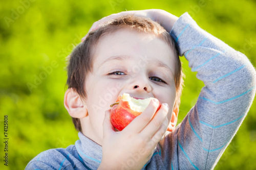 Kid eating fruits