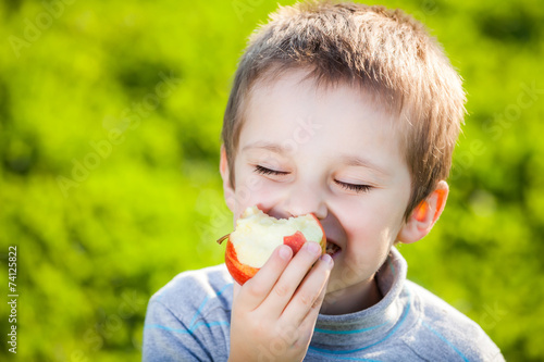 Kid eating fruits