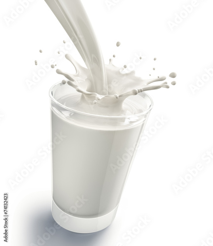 Ein Glas Milch vor Weiss