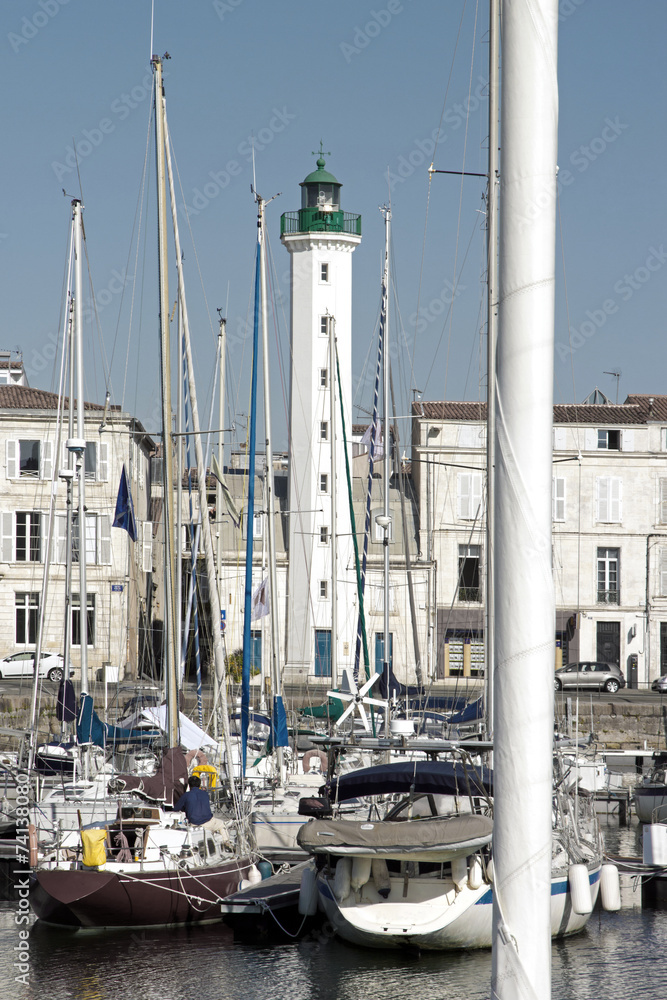 Phare blanc de La Rochelle, mats de bateaux (France)