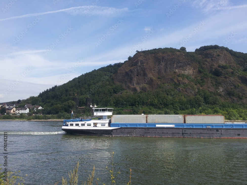 Containerschiff auf dem Rhein bei Remagen Containerschiff auf dem Rhein bei Remagen