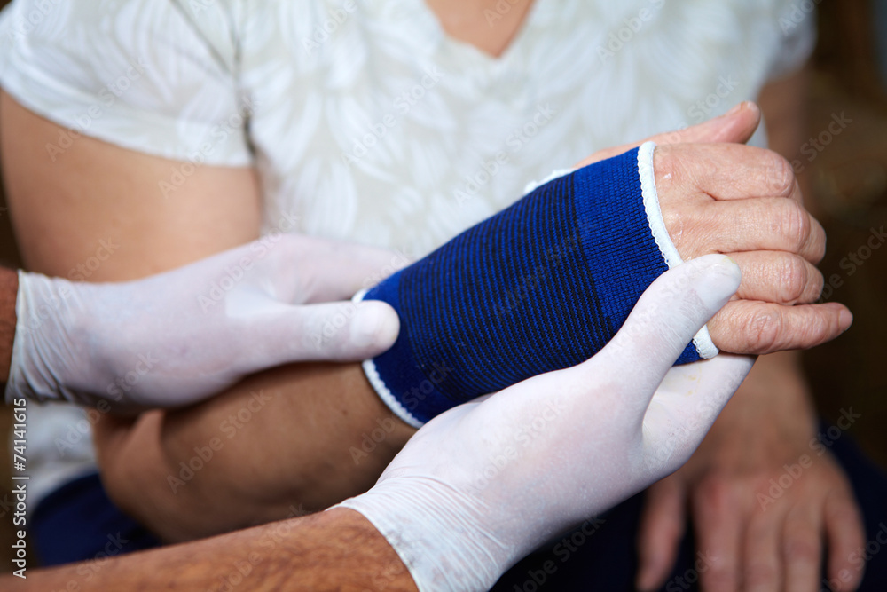 Obraz premium Hand of patient with bandage