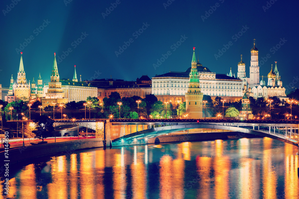 Obraz premium Night view of Moscow Kremlin in Russia