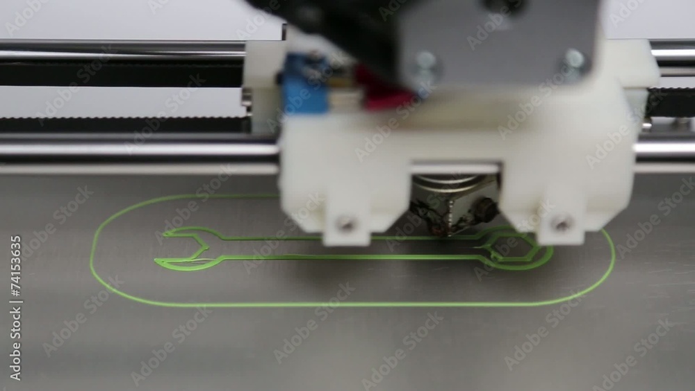 3D Drucker druckt einen Schraubenschlüssel im Zeitraffer 3D Drucker druckt einen Schraubenschlüssel im Zeitraffer
