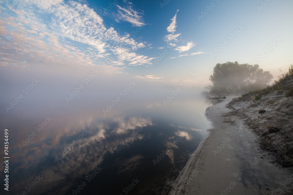 Fototapeta premium Piękny poranek z wschodzącego słońca nad jeziorem