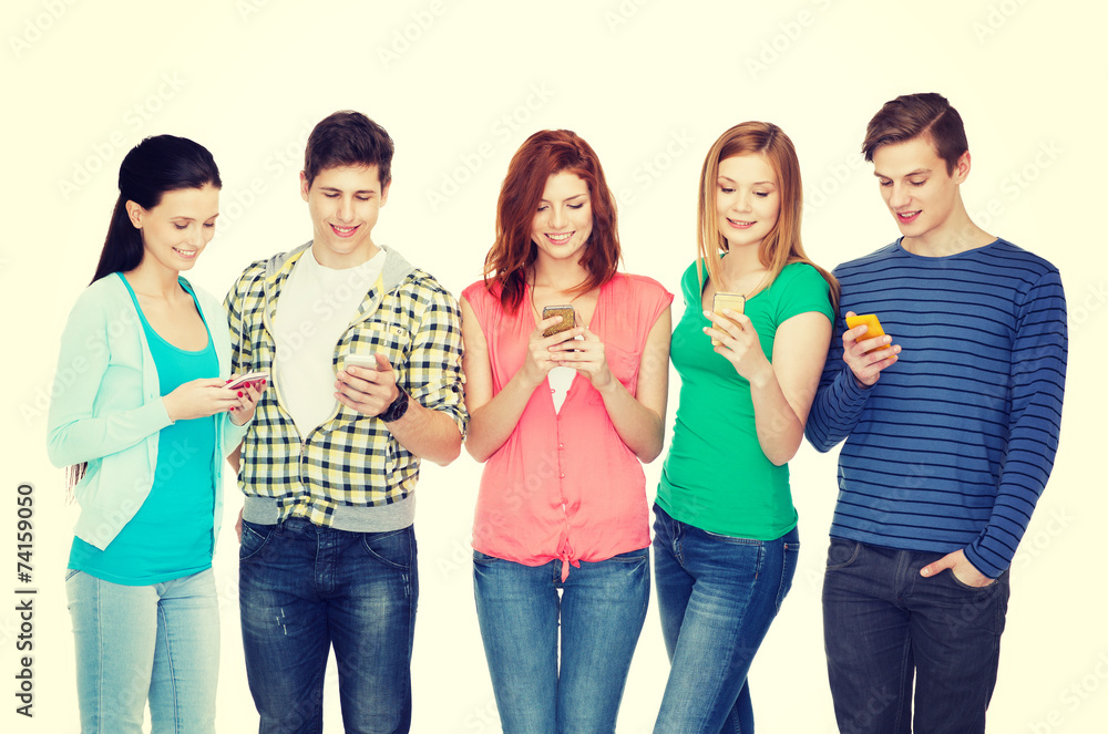 Obraz premium smiling students with smartphones