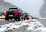 Stau auf Autobahn Wintereinbruch Schnee Schneematsch