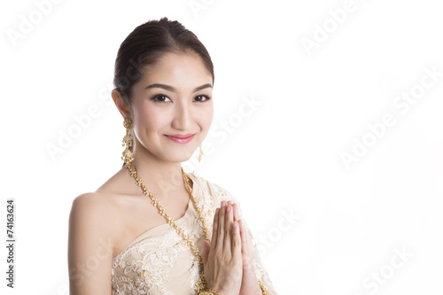Foto Thai women welcome with traditional Thai suit in Studio