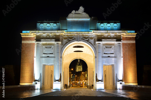 Canvastavla Illuminated menin gate in belgian city ypres/ieper.