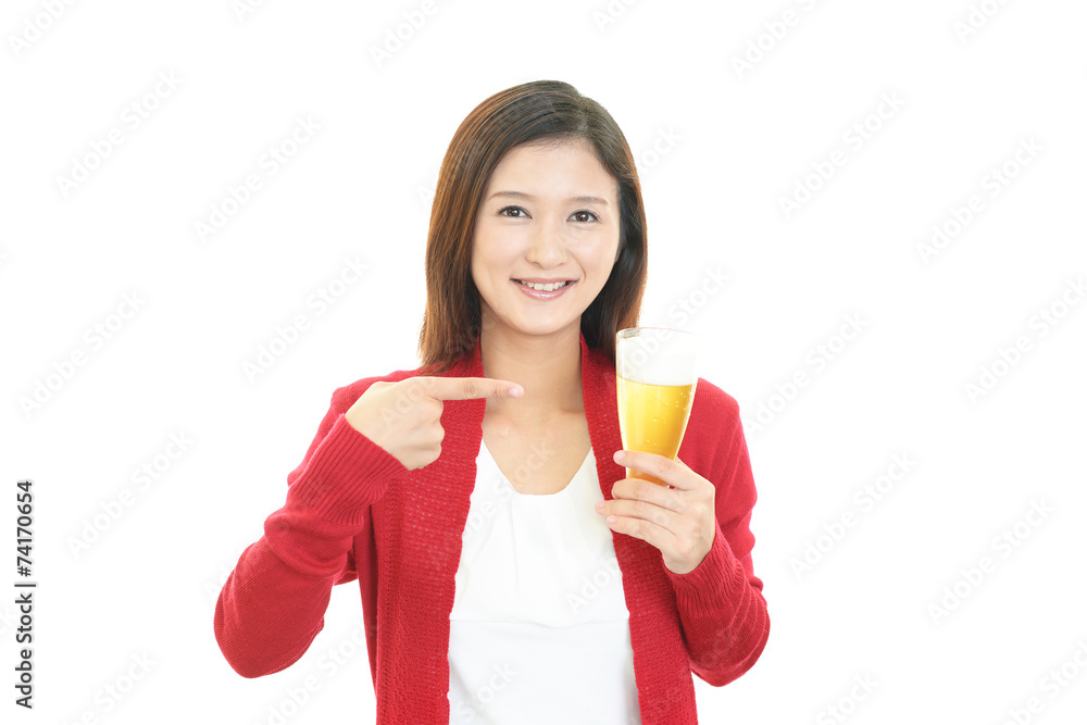 ビールを飲む笑顔の女性