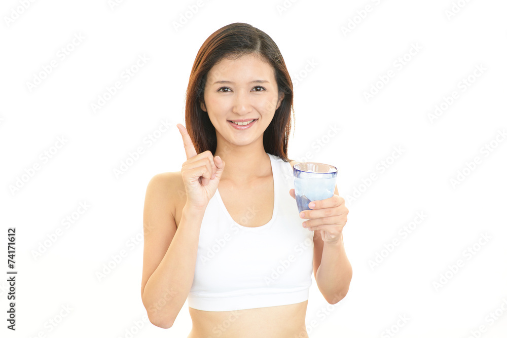 水を飲む笑顔の女性 水を飲む笑顔の女性