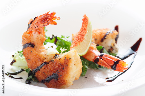 Deep fried shrimps with lettuce