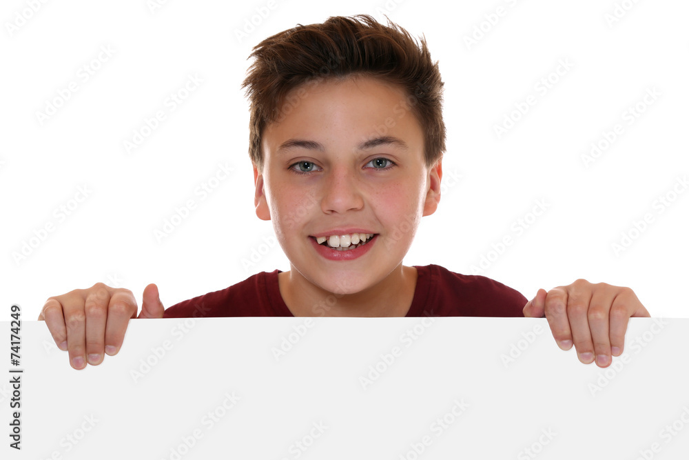 Lachender glücklicher Junge schauen hinter leerem Banner mit Te Lachender glücklicher Junge schauen hinter leerem Banner mit Te