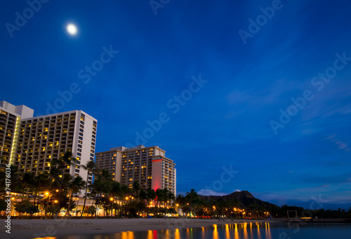Obraz na plátně Waikiki at night with Diamond Head in background and moonlight